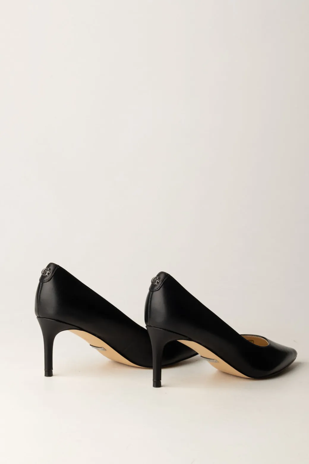 Guess Decolletes In PelleBLACK