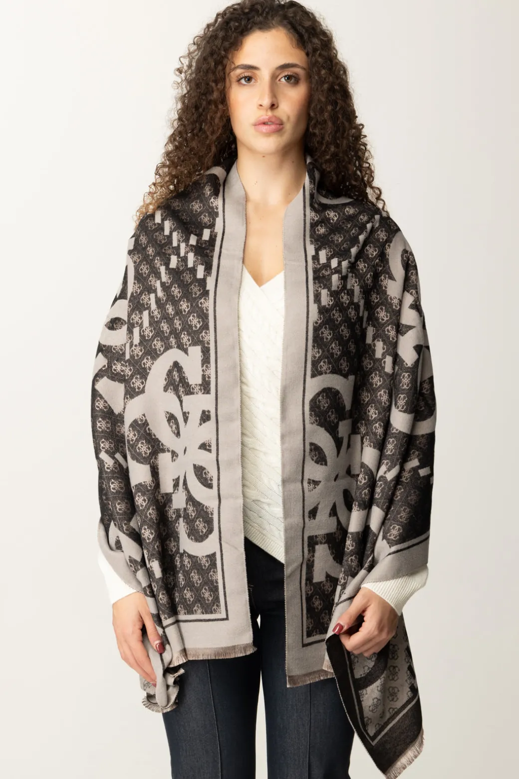 Guess Sciarpa Stampa Logo con Orli SfrangiatiBLACK