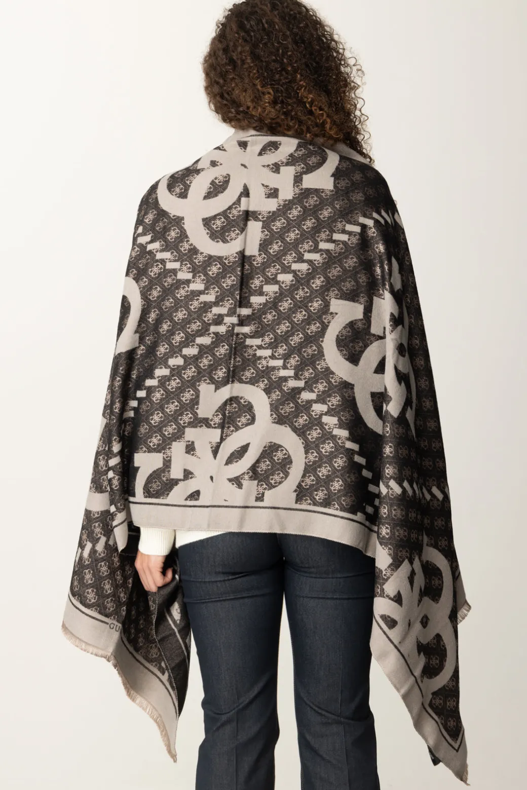 Guess Sciarpa Stampa Logo con Orli SfrangiatiBLACK