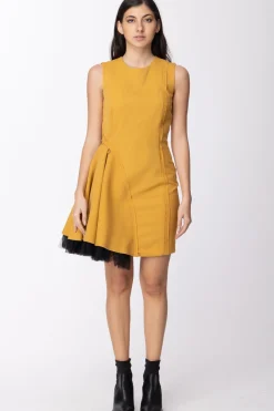 Mangano Mangano: Abito Asimmetrico Smanicato con Trama Diagonale Impunture e Cuciture EsterneSENAPE