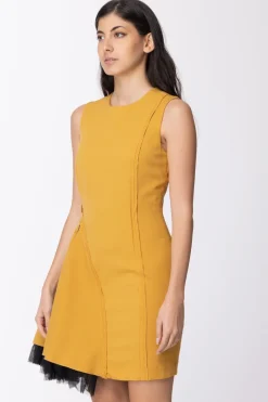 Mangano Mangano: Abito Asimmetrico Smanicato con Trama Diagonale Impunture e Cuciture EsterneSENAPE