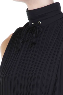 Mangano Mangano: Top Misty Corto Plisse con Laccetto Al Collo Fibia Laterlae e Scollato DietroNERO